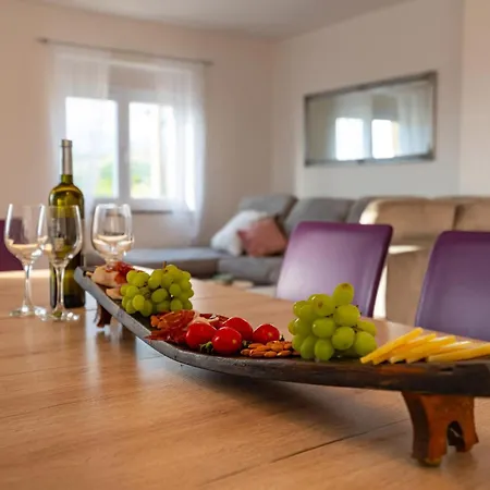 Three-bedroom In Vakantiehuis Kruševo